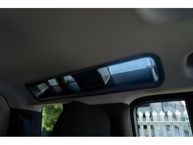 Land Rover Defender 110 Defender 110 2.0 SD4 SE Auto 4WD Euro 6 (s/s) 5dr - U10