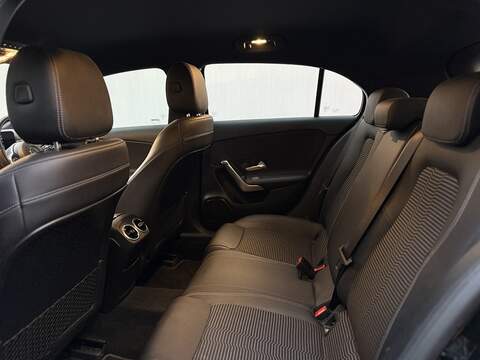 Mercedes-Benz A Class 1.5 A180d Sport (Executive) Hatchback 5dr Diesel 7G-DCT Euro 6 (s/s) (116 ps) - U203