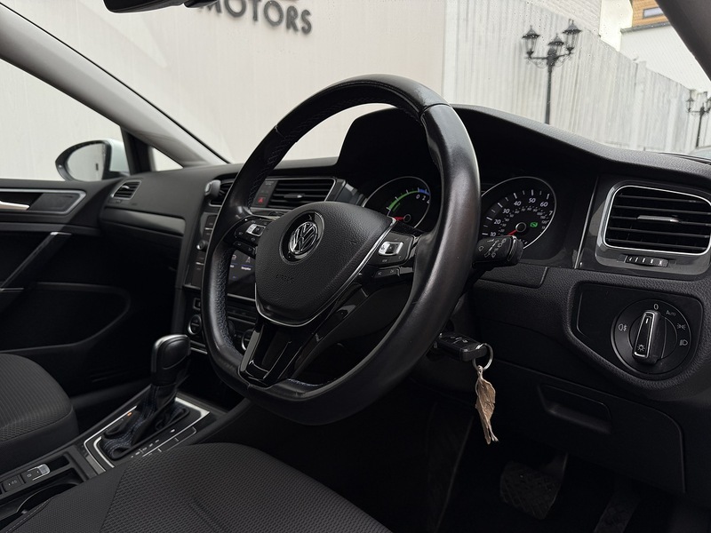 Volkswagen e-Golf 35.8kWh e-Golf Hatchback 5dr Electric Auto (136 ps) - U230