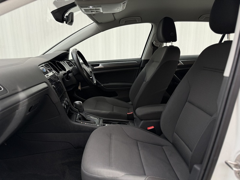 Volkswagen e-Golf 35.8kWh e-Golf Hatchback 5dr Electric Auto (136 ps) - U230