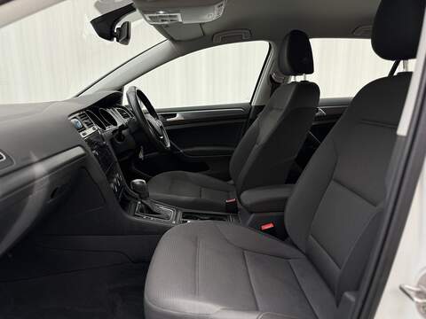 Volkswagen e-Golf 35.8kWh e-Golf Hatchback 5dr Electric Auto (136 ps) - U230