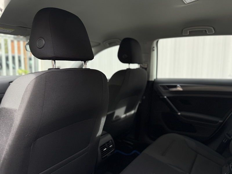 Volkswagen e-Golf 35.8kWh e-Golf Hatchback 5dr Electric Auto (136 ps) - U230