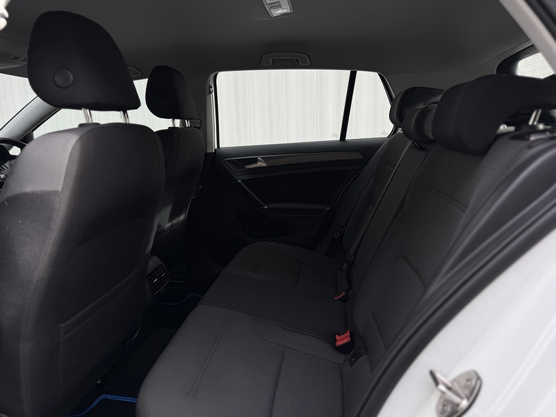 Volkswagen e-Golf 35.8kWh e-Golf Hatchback 5dr Electric Auto (136 ps) - U230