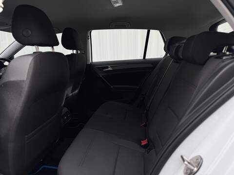 Volkswagen e-Golf 35.8kWh e-Golf Hatchback 5dr Electric Auto (136 ps) - U230