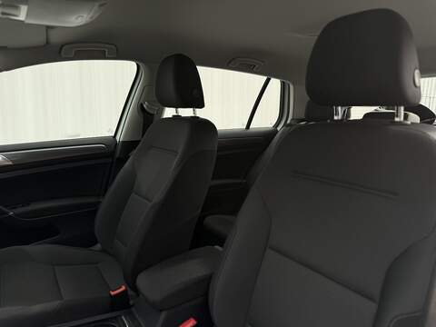 Volkswagen e-Golf 35.8kWh e-Golf Hatchback 5dr Electric Auto (136 ps) - U230