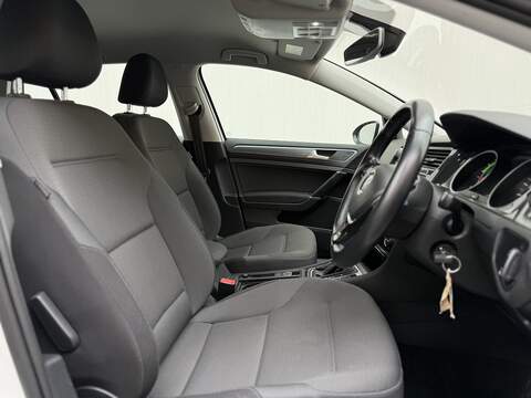 Volkswagen e-Golf 35.8kWh e-Golf Hatchback 5dr Electric Auto (136 ps) - U230