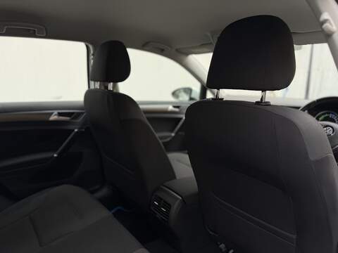Volkswagen e-Golf 35.8kWh e-Golf Hatchback 5dr Electric Auto (136 ps) - U230