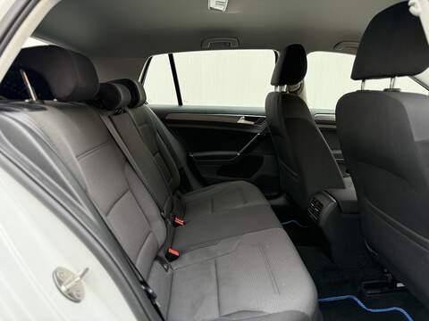 Volkswagen e-Golf 35.8kWh e-Golf Hatchback 5dr Electric Auto (136 ps) - U230