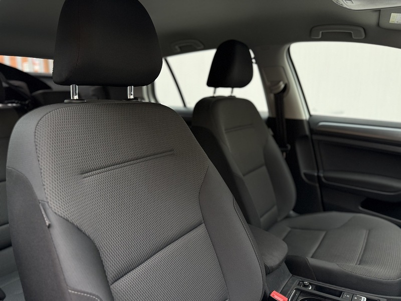 Volkswagen e-Golf 35.8kWh e-Golf Hatchback 5dr Electric Auto (136 ps) - U230