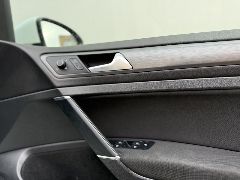 Volkswagen e-Golf 35.8kWh e-Golf Hatchback 5dr Electric Auto (136 ps) - U230