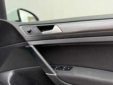 Volkswagen e-Golf 35.8kWh e-Golf Hatchback 5dr Electric Auto (136 ps) - U230