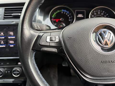 Volkswagen e-Golf 35.8kWh e-Golf Hatchback 5dr Electric Auto (136 ps) - U230