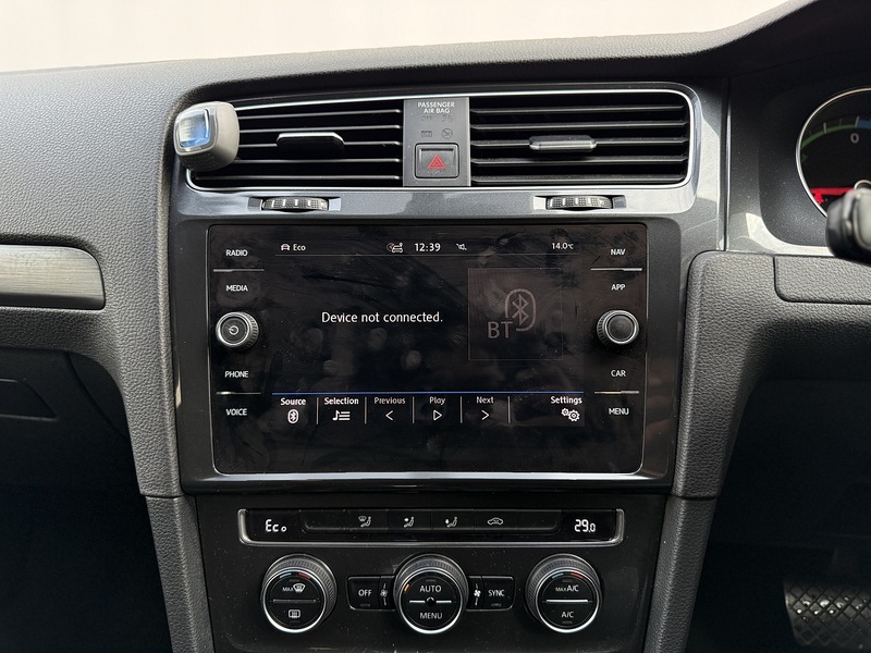 Volkswagen e-Golf 35.8kWh e-Golf Hatchback 5dr Electric Auto (136 ps) - U230