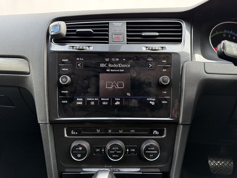 Volkswagen e-Golf 35.8kWh e-Golf Hatchback 5dr Electric Auto (136 ps) - U230