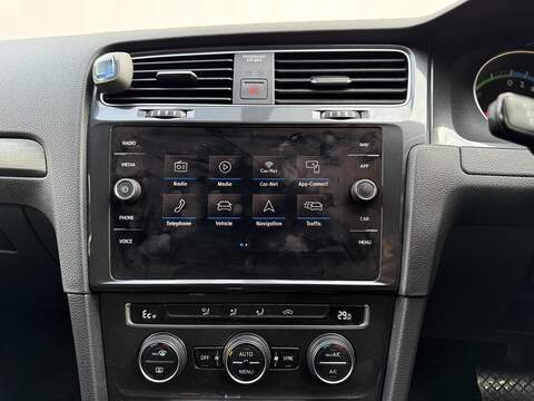 Volkswagen e-Golf 35.8kWh e-Golf Hatchback 5dr Electric Auto (136 ps) - U230
