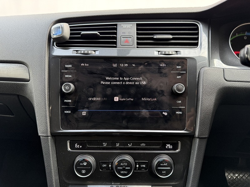 Volkswagen e-Golf 35.8kWh e-Golf Hatchback 5dr Electric Auto (136 ps) - U230