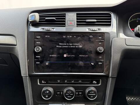 Volkswagen e-Golf 35.8kWh e-Golf Hatchback 5dr Electric Auto (136 ps) - U230