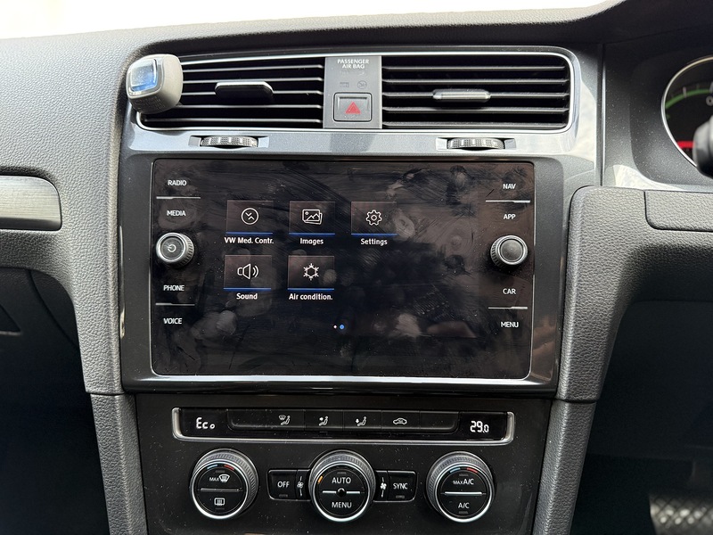 Volkswagen e-Golf 35.8kWh e-Golf Hatchback 5dr Electric Auto (136 ps) - U230