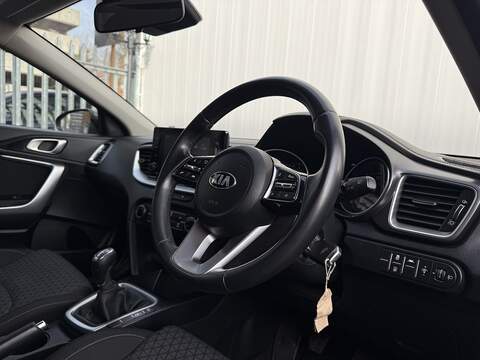 Kia Ceed 1.6 CRDi MHEV 2 Hatchback 5dr Diesel Hybrid Manual Euro 6 (s/s) (134 bhp) - U239