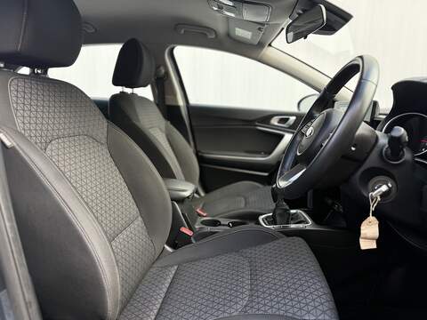 Kia Ceed 1.6 CRDi MHEV 2 Hatchback 5dr Diesel Hybrid Manual Euro 6 (s/s) (134 bhp) - U239