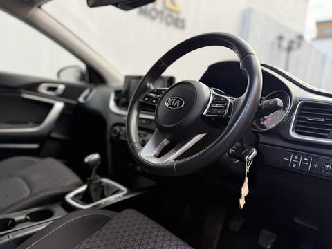 Kia Ceed 1.6 CRDi MHEV 2 Hatchback 5dr Diesel Hybrid Manual Euro 6 (s/s) (134 bhp) - U239