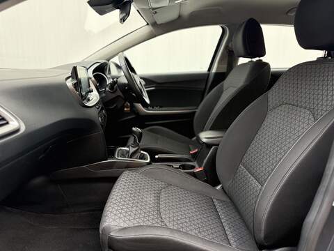 Kia Ceed 1.6 CRDi MHEV 2 Hatchback 5dr Diesel Hybrid Manual Euro 6 (s/s) (134 bhp) - U239