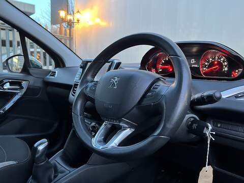 Peugeot 208 1.2 VTi PureTech Style Hatchback 3dr Petrol Manual Euro 5 (82 ps) - U300