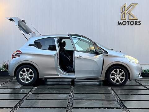 Peugeot 208 1.2 VTi PureTech Style Hatchback 3dr Petrol Manual Euro 5 (82 ps) - U300