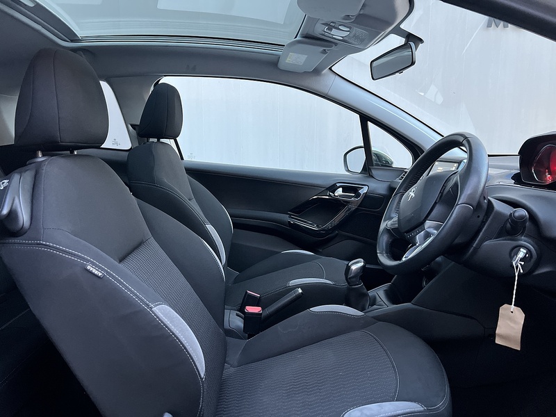 Peugeot 208 1.2 VTi PureTech Style Hatchback 3dr Petrol Manual Euro 5 (82 ps) - U300