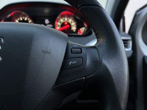 Peugeot 208 1.2 VTi PureTech Style Hatchback 3dr Petrol Manual Euro 5 (82 ps) - U300