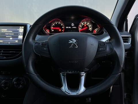 Peugeot 208 1.2 VTi PureTech Style Hatchback 3dr Petrol Manual Euro 5 (82 ps) - U300
