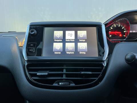 Peugeot 208 1.2 VTi PureTech Style Hatchback 3dr Petrol Manual Euro 5 (82 ps) - U300