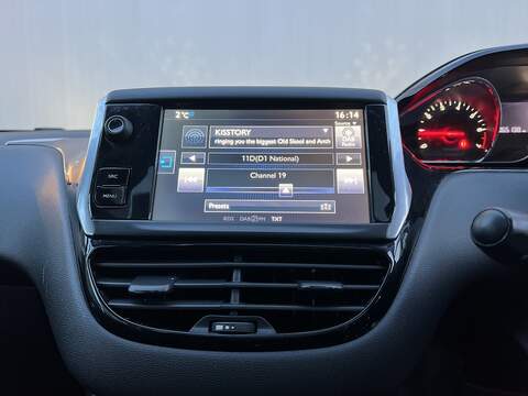 Peugeot 208 1.2 VTi PureTech Style Hatchback 3dr Petrol Manual Euro 5 (82 ps) - U300