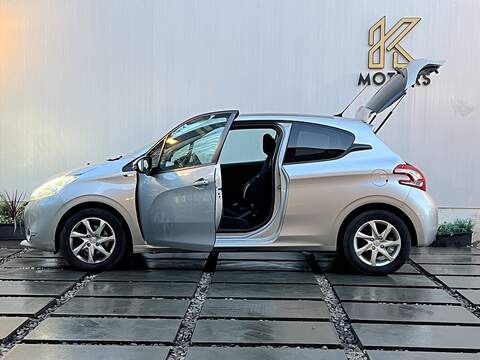 Peugeot 208 1.2 VTi PureTech Style Hatchback 3dr Petrol Manual Euro 5 (82 ps) - U300