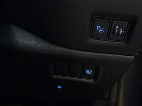 Toyota C-HR 1.8 VVT-h GPF Design SUV 5dr Petrol Hybrid CVT Euro 6 (s/s) (122 ps) - U346