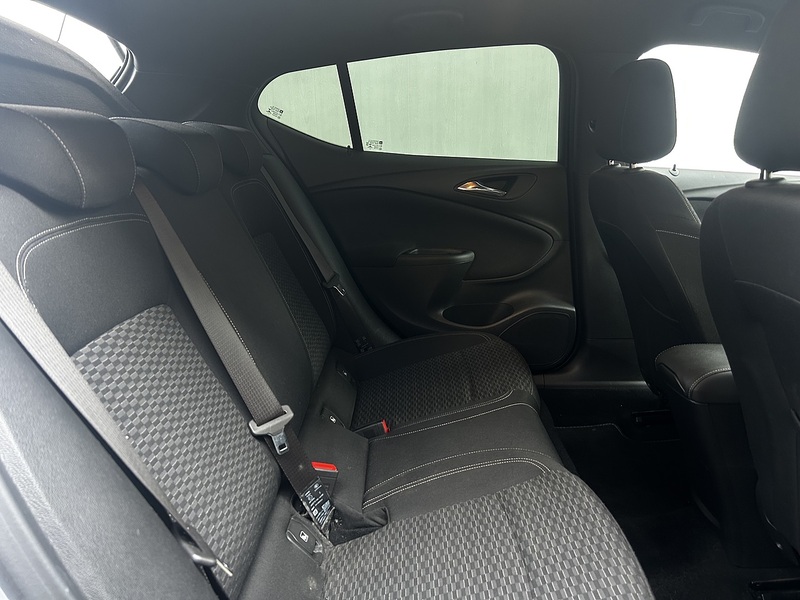 Vauxhall Astra 1.4i Turbo SRi Nav Hatchback 5dr Petrol Auto Euro 6 (s/s) (150 ps) - U373