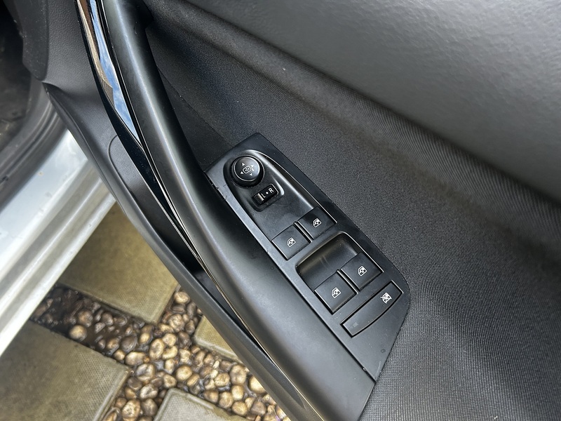 Vauxhall Astra 1.4i Turbo SRi Nav Hatchback 5dr Petrol Auto Euro 6 (s/s) (150 ps) - U373