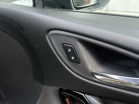 Vauxhall Astra 1.4i Turbo SRi Nav Hatchback 5dr Petrol Auto Euro 6 (s/s) (150 ps) - U373