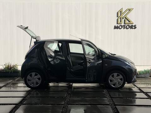 Toyota AYGO 1.0 VVT-i x-play Hatchback 5dr Petrol Manual Euro 6 (68 ps) - U389