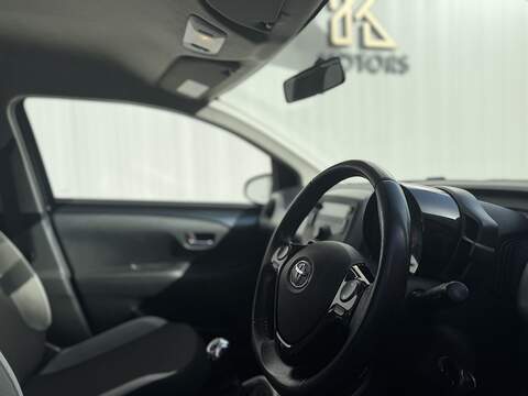 Toyota AYGO 1.0 VVT-i x-play Hatchback 5dr Petrol Manual Euro 6 (68 ps) - U389