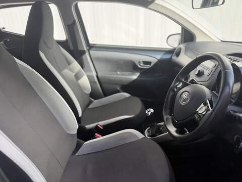 Toyota AYGO 1.0 VVT-i x-play Hatchback 5dr Petrol Manual Euro 6 (68 ps) - U389