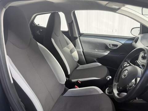 Toyota AYGO 1.0 VVT-i x-play Hatchback 5dr Petrol Manual Euro 6 (68 ps) - U389