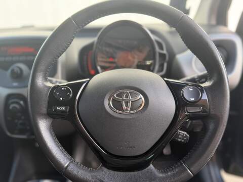 Toyota AYGO 1.0 VVT-i x-play Hatchback 5dr Petrol Manual Euro 6 (68 ps) - U389