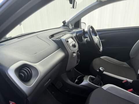 Toyota AYGO 1.0 VVT-i x-play Hatchback 5dr Petrol Manual Euro 6 (68 ps) - U389