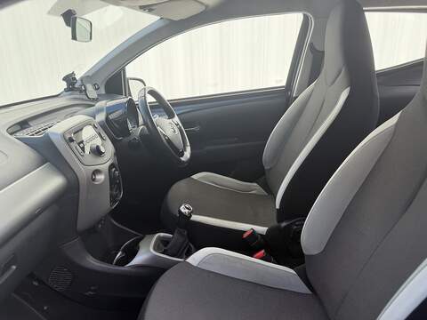 Toyota AYGO 1.0 VVT-i x-play Hatchback 5dr Petrol Manual Euro 6 (68 ps) - U389
