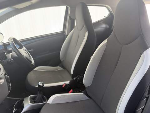 Toyota AYGO 1.0 VVT-i x-play Hatchback 5dr Petrol Manual Euro 6 (68 ps) - U389