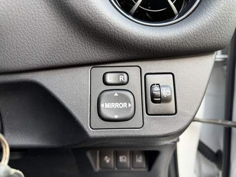 Toyota Yaris 1.5 VVT-i Design Hatchback 5dr Petrol Manual Euro 6 (111 ps) - U392