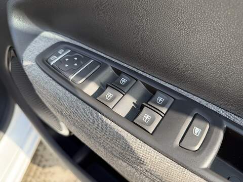 Renault Zoe R135 52kWh Iconic Hatchback 5dr Electric Auto (i) (134 bhp) - U410