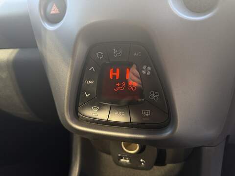 Toyota AYGO 1.0 VVT-i x-trend Hatchback 5dr Petrol x-shift Euro 6 (Safety Sense) (71 ps) - U424