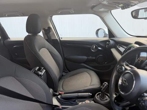 MINI Hatch 1.5 Cooper Classic Hatchback 5dr Petrol Steptronic Euro 6 (s/s) (136 ps) - U427